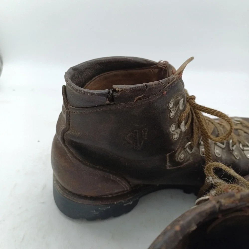 Vintage Vasque Mountaineering Hiking Boots Brown Leather Vibram Sole Mens 9.5 M